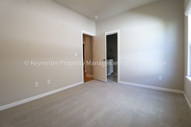 Building Photo - COMING SOON! Marvelous and Modern 3 Bed/ 3.5 Bath Home in South Broken Arrow!