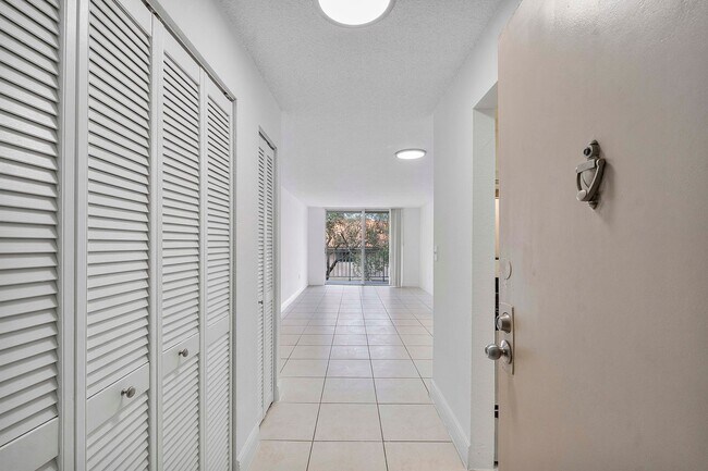Building Photo - 1-Bedroom, 1.5-Bathroom Apartment in North Miami – Prime Location!