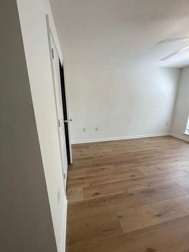 Building Photo - 16-1611 Summers