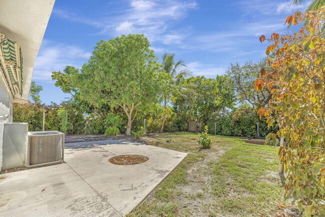 Building Photo - 1911 Cypress Ave