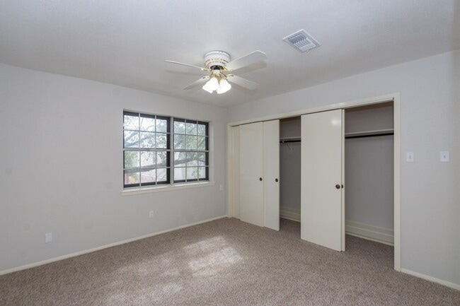 Building Photo - 7950 Grove Ridge Dr