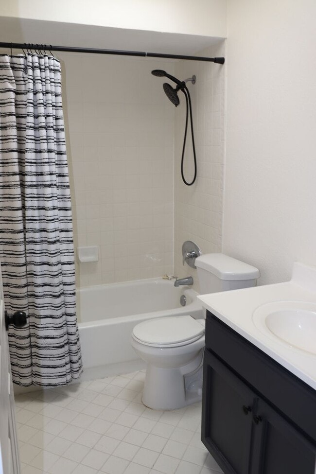 Building Photo - 5 Bedroom, 2 Bathroom