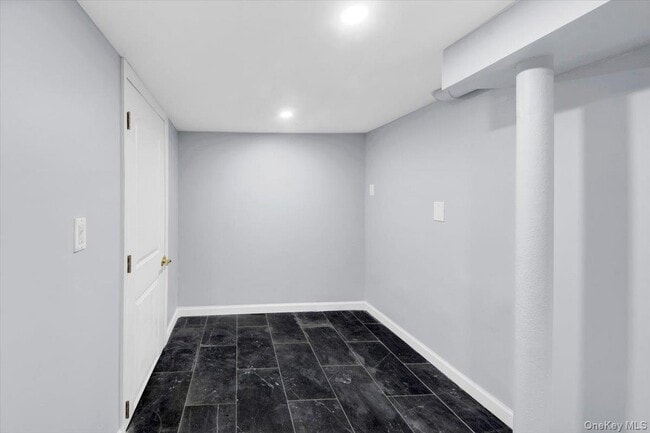 Building Photo - 75 W Kingsbridge Rd