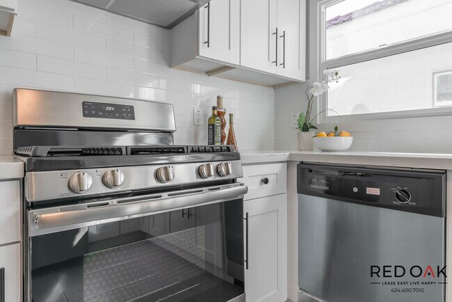 Building Photo - Gorgeous Melrose Hill Bungalow!