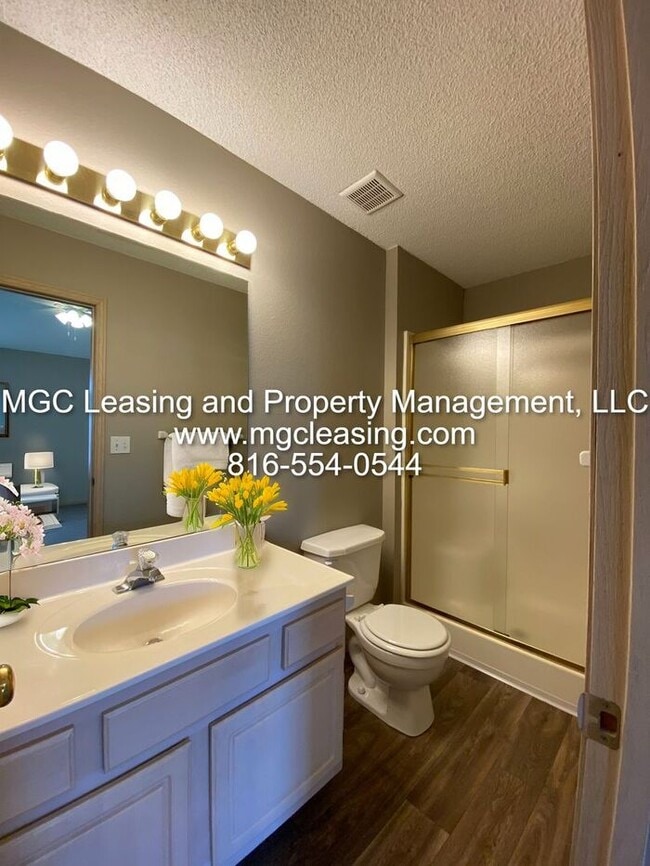 Building Photo - Harrisonville 2 Bedroom 2.5 Bath Townhome!