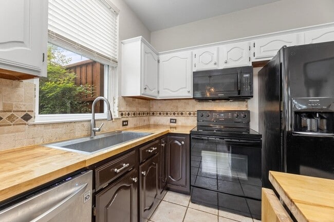 Building Photo - 10713 Alexandria Dr