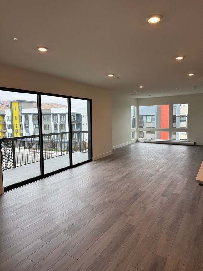 Building Photo - $4,800 / 3 BR – LUXURY TOP-FLOOR UNIT IN WARM SPRINGS WITH RESORT-STYLE AMENITIES