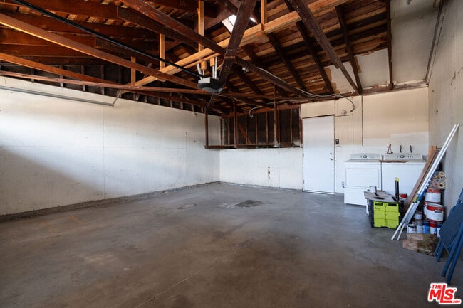 Building Photo - 1020 Larker Ave