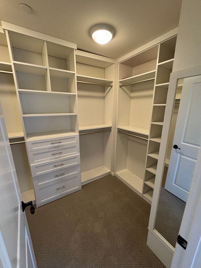 Building Photo - Charming 3-bedroom 2.5 bath nestled inside...