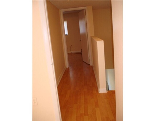 Building Photo - Townhome 2 Bedroom 2.5 Bathroom and fenced...