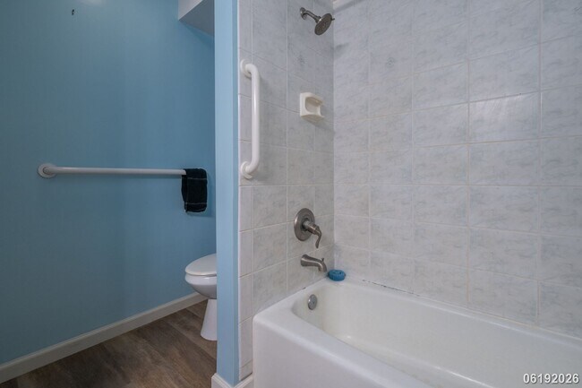 Building Photo - $2,800/ 2 Bed/ 1 Bath/ 2 Parking Hidden in the Heights - Your Private Green Escape on O'ahu