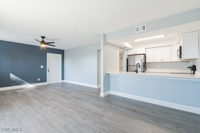Building Photo - 5745 Foxlake Dr