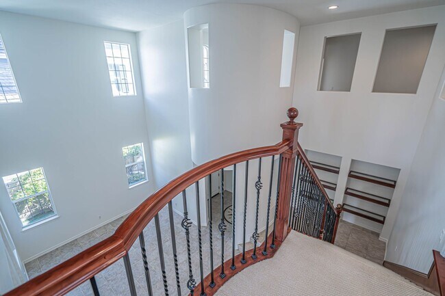 Building Photo - 4 Bedroom Home for Rent on the Lake at Bridgeport!