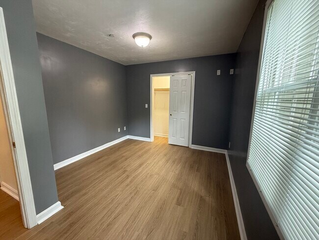 Building Photo - 215 Longmeadow Rd