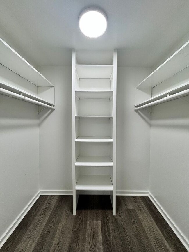 Building Photo - AVAILABLE NOW! Spacious 2 Bed, 1.5 Bathroo...
