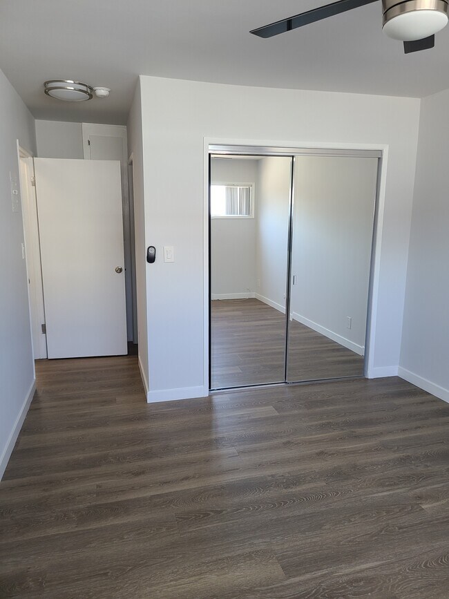 Building Photo - 241 W Tujunga Ave