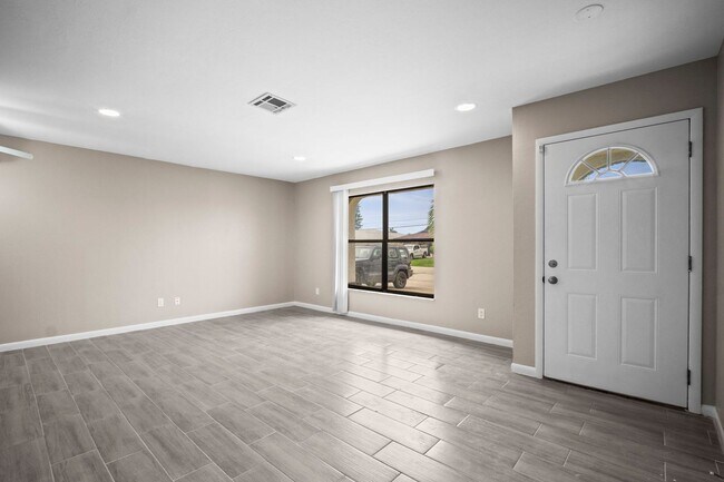 Building Photo - Stunning duplex offers two spacious bedroo...