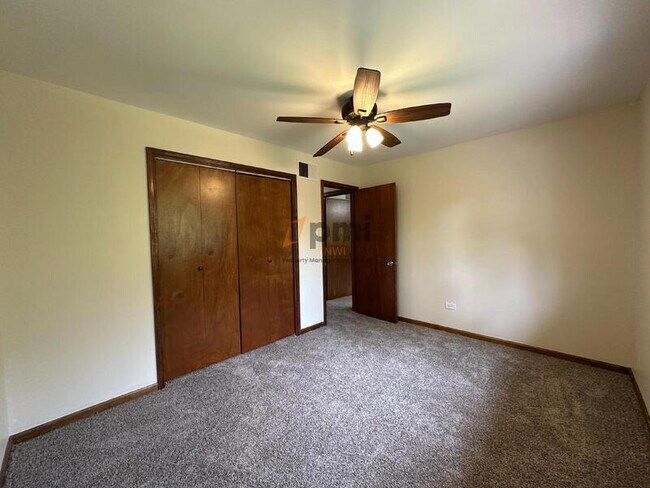 Building Photo - 334 Little John Dr