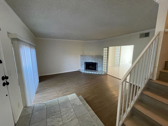 Building Photo - Beautiful 3-Bed/3-Bath Van Nuys Condo – Sp...