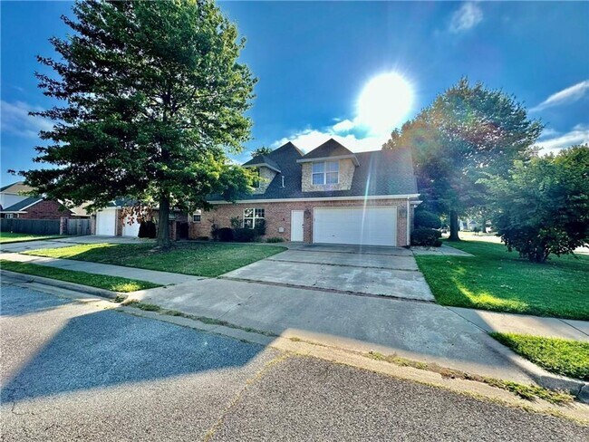 Building Photo - Prime Location 4 Bedroom 3 1/2 bath 2 garages!