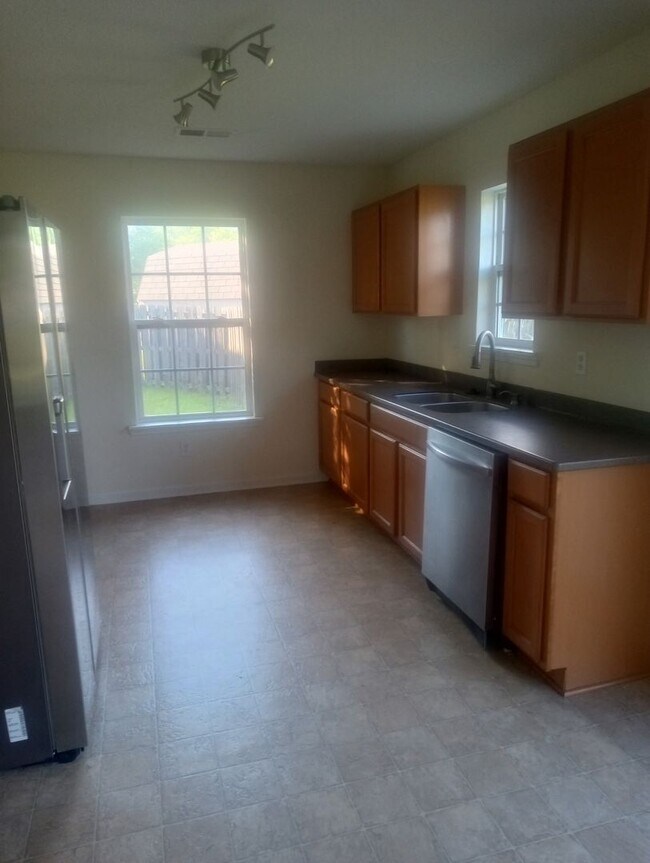 Building Photo - 4 Bedrooms 3.5 Bathrooms FOR RENT