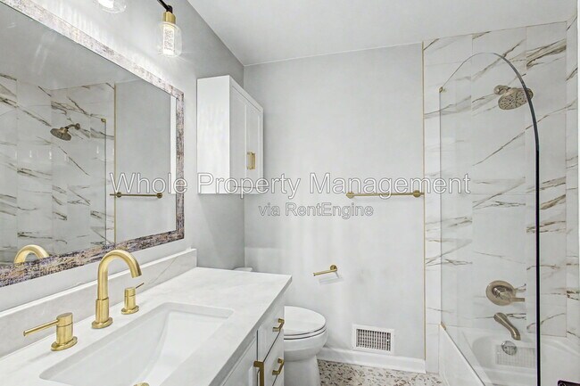 Building Photo - 3404 S Clinton Ct