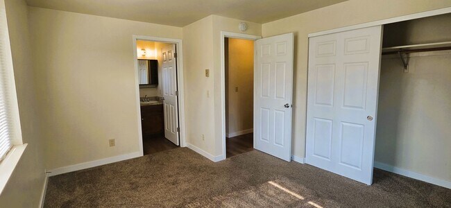 Building Photo - 9656 N Hillview Dr