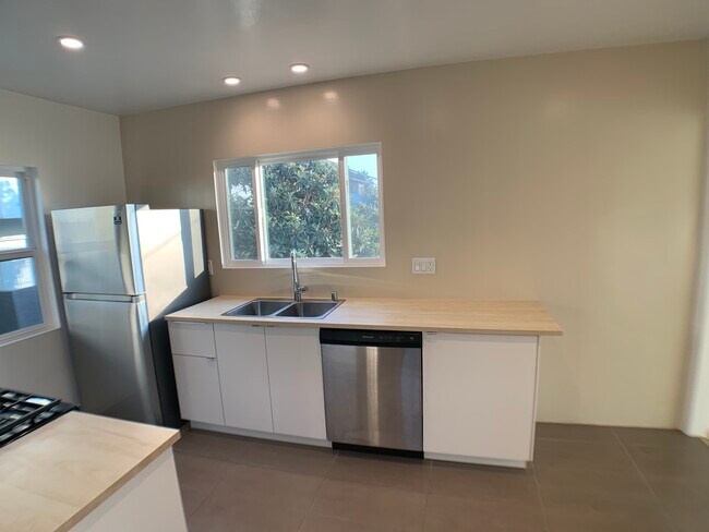 Kitchen - 1312 S Victoria Ave