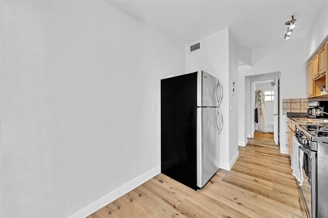 Building Photo - 805 NE 17th Ave