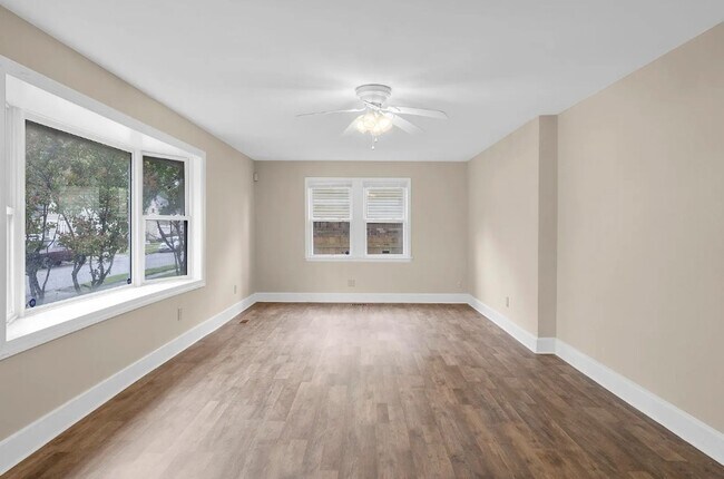 Building Photo - Spacious 5BR Home with Fenced Backyard in Norfolk