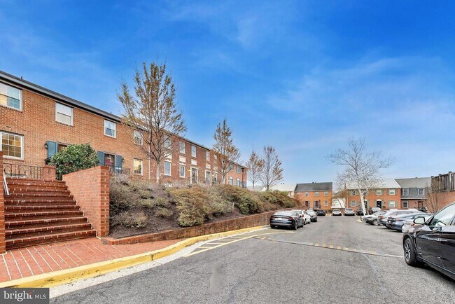 Building Photo - 1660 Beekman Pl NW