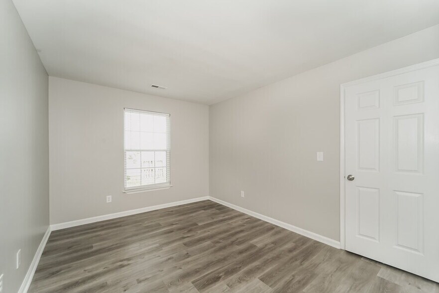 Building Photo - 2105 David Earl Dr