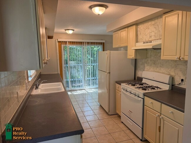 Building Photo - 4 Bedroom Home **Half off August Rent with...