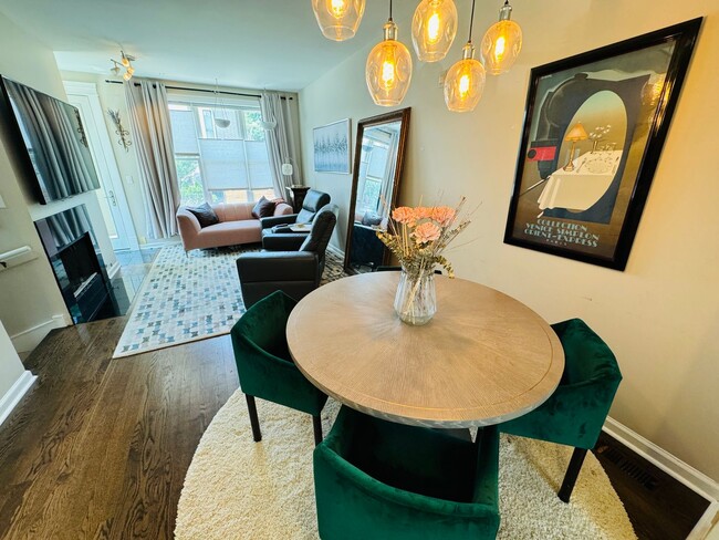 Building Photo - Spacious 3 Bedroom Townhouse