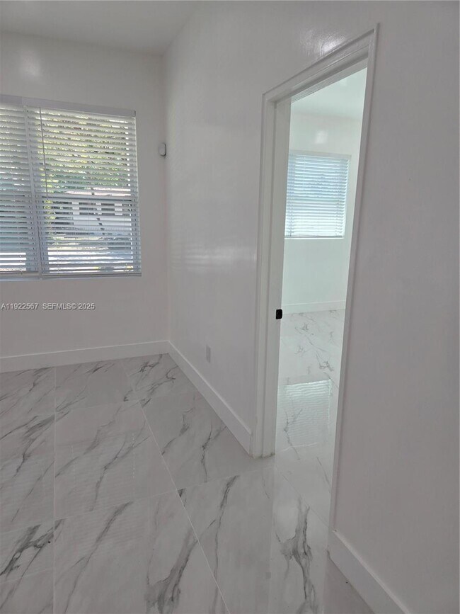 Building Photo - 987 NE 145th St