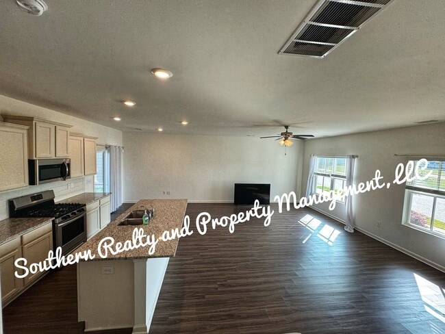 Building Photo - Country Feel but close to shopping