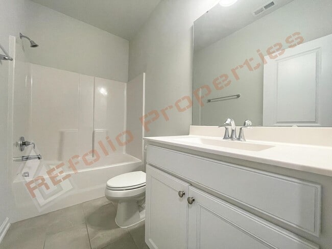 Building Photo - Charming 3 Story 4 Bedrooms with 1st Floor Guest Suite Townhome @ Smith Farm, Apex, Available Now!