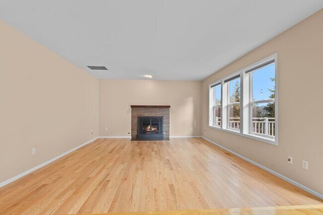 Building Photo - Air Conditioned Newcastle Beauty in Covete...