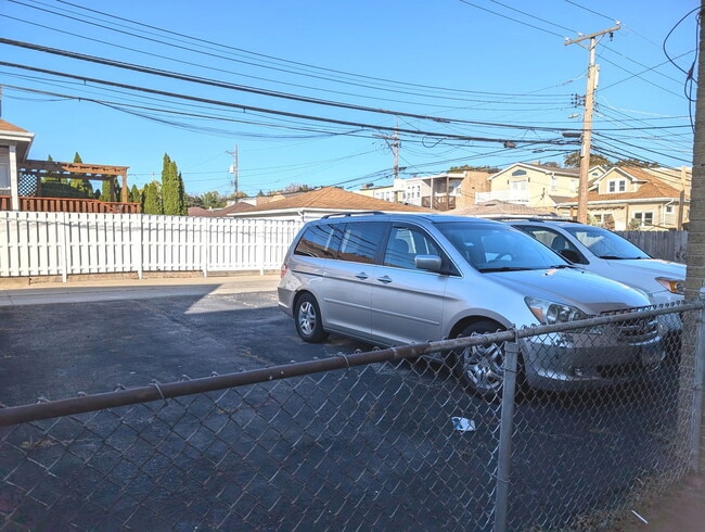 Building Photo - 5916 W Montrose Ave