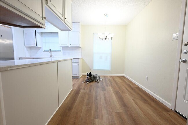 Building Photo - 9715 Oak Hollow Dr
