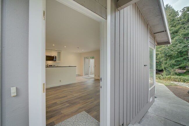 Building Photo - 2Bd/1Ba Issaquah Duplex