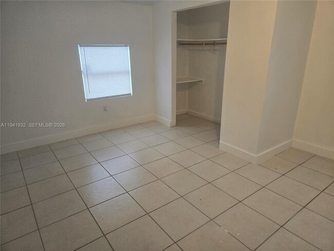 Building Photo - 1645 Lauderdale Manor Dr