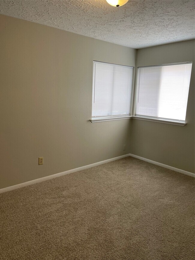Building Photo - 3118 Redcliff Dr
