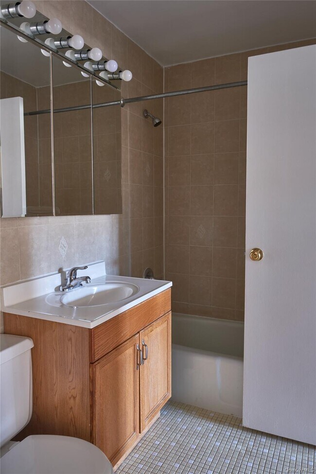 Building Photo - 2 Consulate Dr