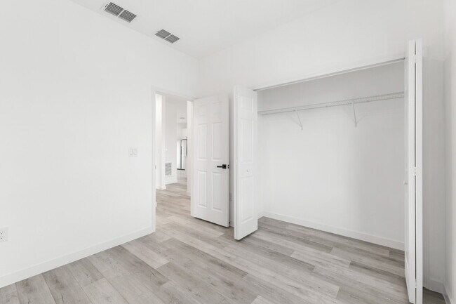 Building Photo - Stylish & Spacious 3 Bedroom Home in Prime Location!