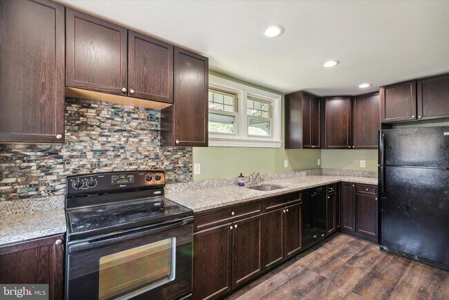 Building Photo - 330 Rively Ave