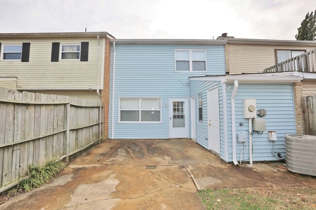 Building Photo - Amazing 2 Bedroom Townhome in Washington Square! Available 03-06-26! All Appliances Convey!