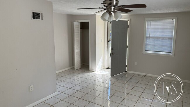 Building Photo - NEWLY UPGRADED 3 BED/2 BATH HOME