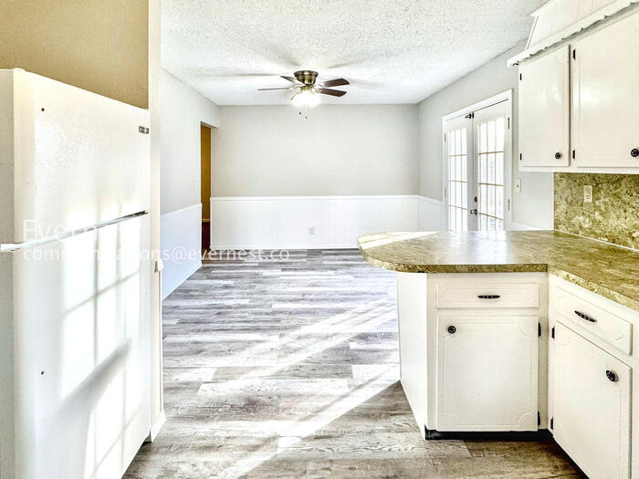 Building Photo - 1756 S Pine Ave