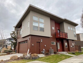 Building Photo - Eagle Crest Condo at Lone Pine
